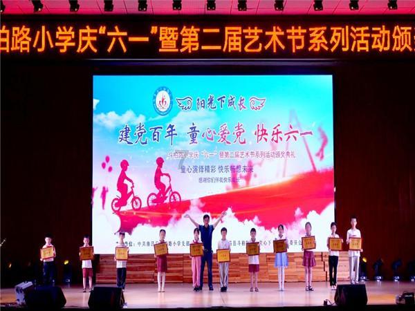 工地当街将污水排进雨篦子，被执法部门抓现行